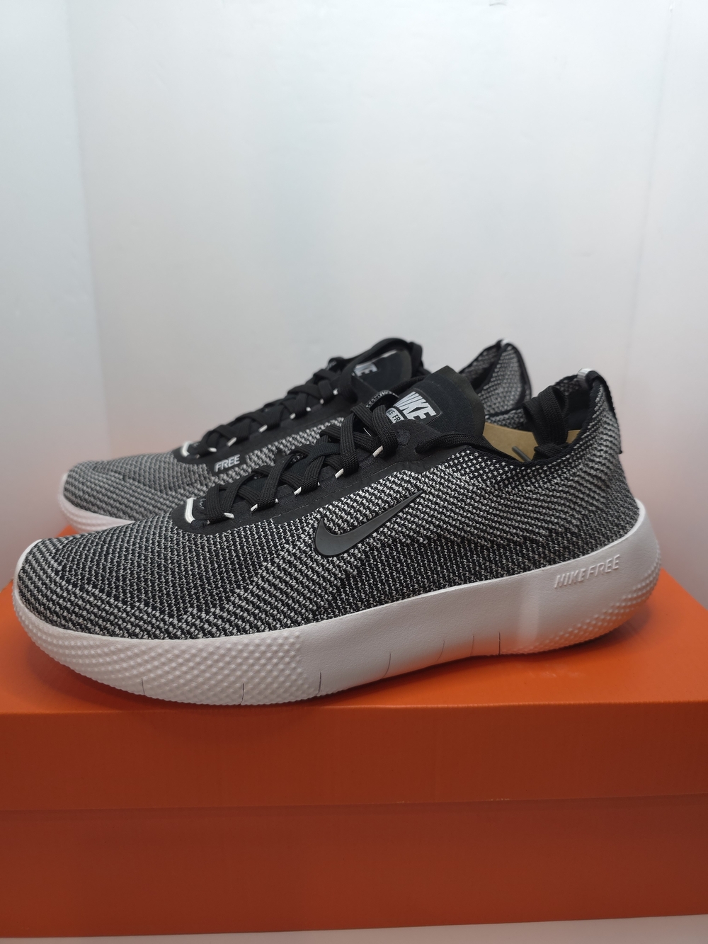 Nike FREE 2025  Black/white Running Shoe 8M/9.5W